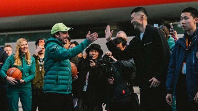 娱乐平台-王牌对王牌!上海球迷挂念的刘炜和F1世界冠军阿隆索打篮球,谁会赢?