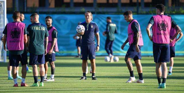 开云娱乐-曼奇尼率意大利踏实备战 仍犹豫对瑞士右后卫人选